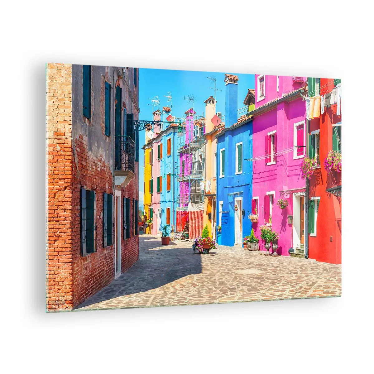 Cuadro sobre vidrio - Impresiones sobre Vidrio - Edificios coloridos en una calle estrecha en una ciudad soleada - 70x50cm - Pueblo colorido - Decoración de pared moderna para salón y dormitorio ARTTOR