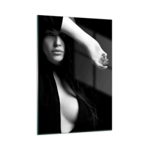 Cuadro sobre vidrio - Impresiones sobre Vidrio - Una mujer vestida de negro en una pose sensual sobre un fondo oscuro. - 50x70cm - Escuela de seducción - Decoración de pared moderna para salón y dormitorio ARTTOR
