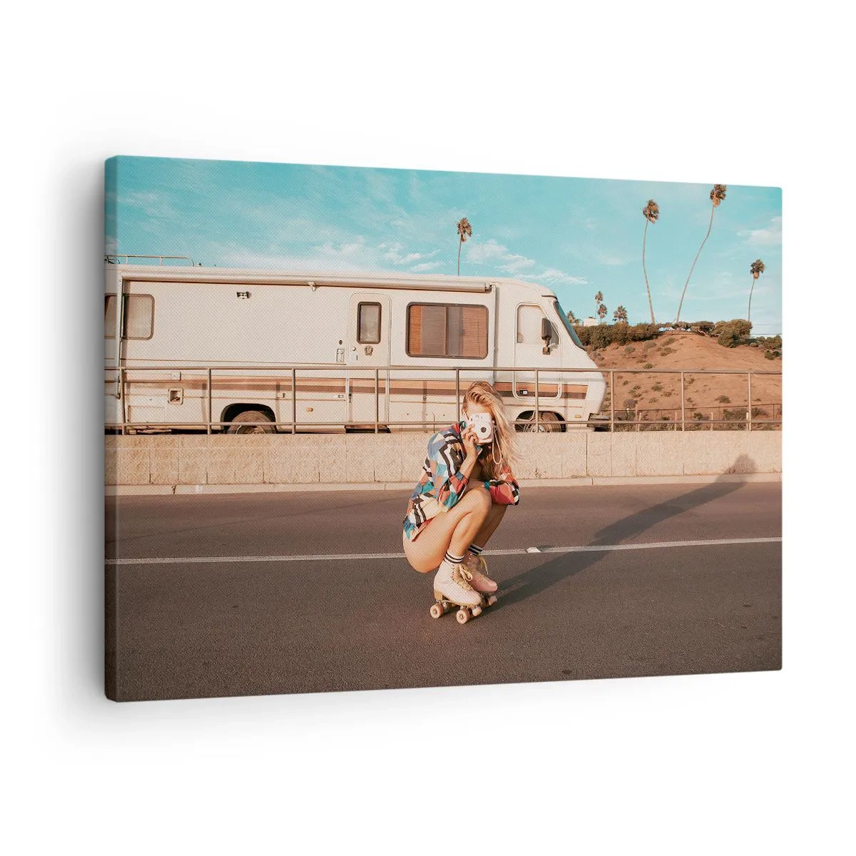 Cuadro sobre lienzo - Impresión de Imagen - Una chica en patines tomando una foto en un día soleado. - 70x50cm - ¡Sonrían, por favor! - Decoración de pared moderna para salón y dormitorio ARTTOR