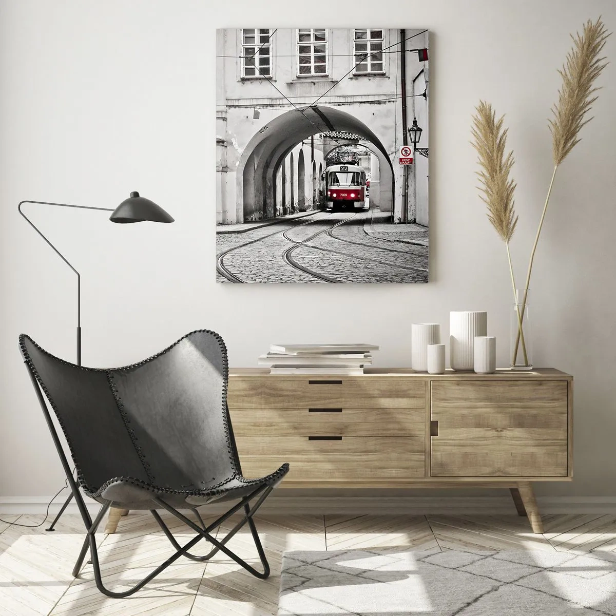 Cuadro sobre vidrio - Impresiones sobre Vidrio - Tranvía en blanco y negro en una calle antigua - 50x70cm - A través del laberinto urbano - Decoración de pared moderna para salón y dormitorio ARTTOR