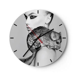 Reloj de pared - Reloj de vidrio - Retrato de una mujer con una chinchilla en blanco y negro - 30x30cm - Dama con chinchilla - Decoración de pared moderna para salón, cocina y dormitorio ARTTOR