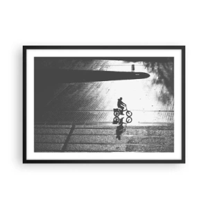 Póster en marco negro - Silueta en blanco y negro de un ciclista en una calle mojada - 70x50cm - Adelante, a través de la ciudad - Decoración de pared moderna para salón y dormitorio ARTTOR