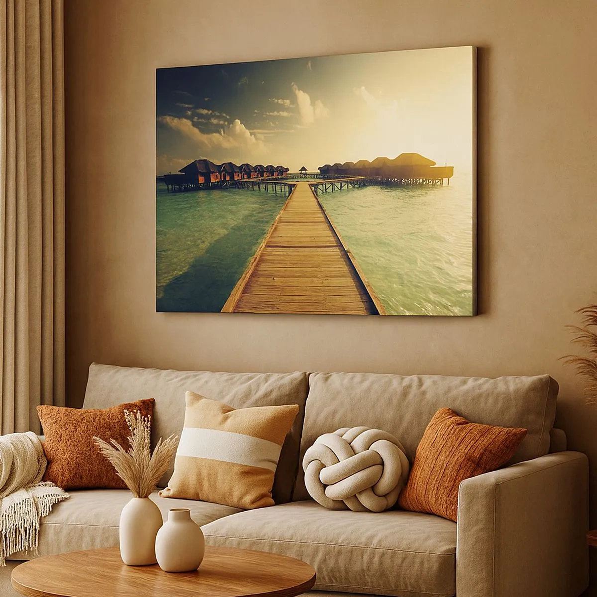 Cuadro sobre lienzo - Impresión de Imagen - Un embarcadero de madera que conduce a las casas sobre el agua, iluminadas por los rayos del sol. - 70x50cm - Una cálida invitación - Decoración de pared moderna para salón y dormitorio ARTTOR
