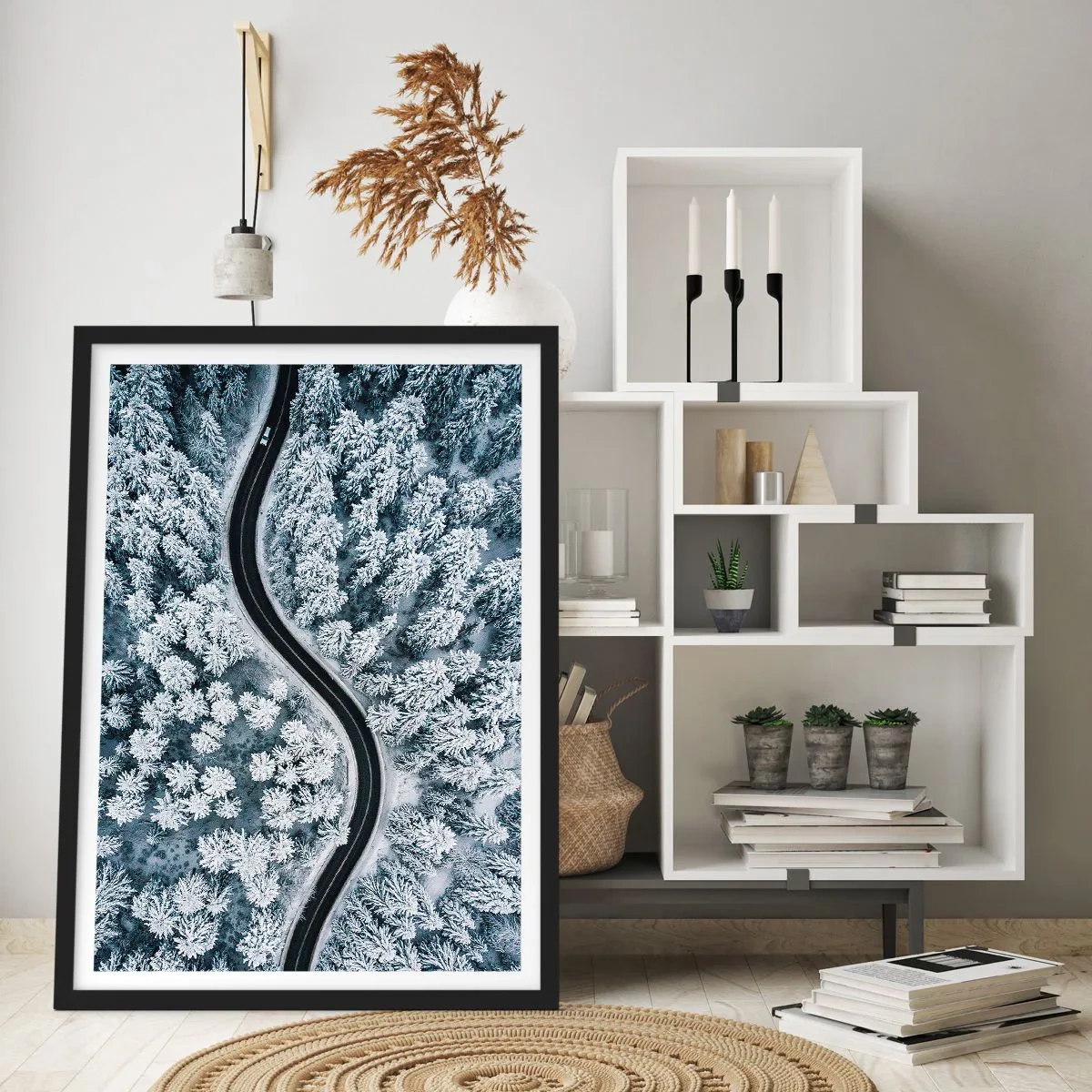 Póster en marco negro - Un pintoresco camino entre árboles cubiertos de nieve a vista de pájaro. - 50x70cm - A través de un bosque invernal - Decoración de pared moderna para salón y dormitorio ARTTOR