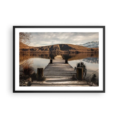 Póster en marco negro - Un muelle de madera sobre un lago rodeado de pintorescas colinas. - 70x50cm - Un paisaje en silencio - Decoración de pared moderna para salón y dormitorio ARTTOR