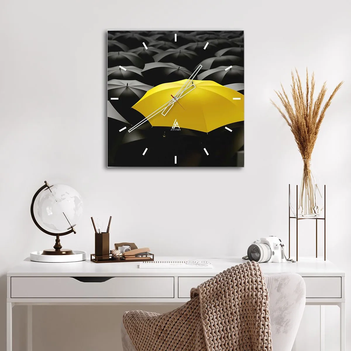 Reloj de pared - Reloj de vidrio - Un paraguas amarillo entre paraguas negros. - 30x30cm - Adiós a la tristeza - Decoración de pared moderna para salón y dormitorio ARTTOR