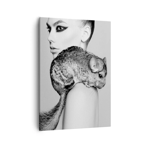 Cuadro sobre lienzo - Impresión de Imagen - Mujer estilizada con una chinchilla en una elegante composición en blanco y negro. - 50x70cm - Dama con chinchilla - Decoración de pared moderna para salón y dormitorio ARTTOR