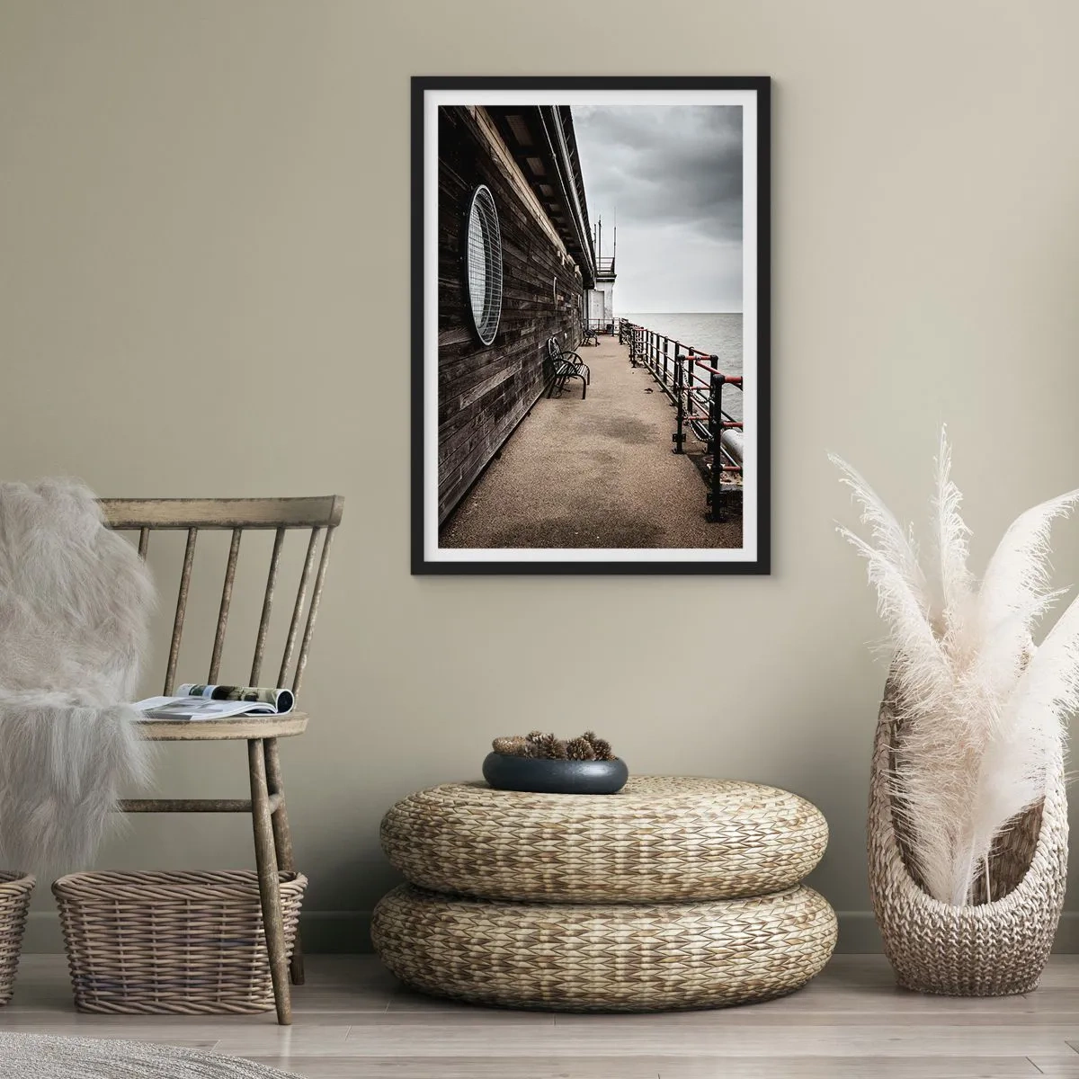 Póster en marco negro - Muelle de madera con bancos junto al mar en calma - 50x70cm - El tiempo detenido - Decoración de pared moderna para salón y dormitorio ARTTOR