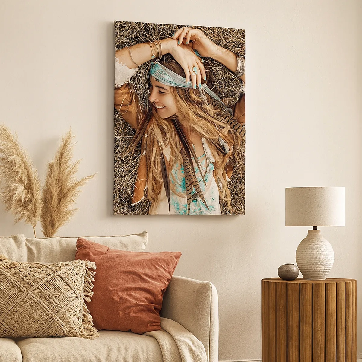 Cuadro sobre lienzo - Impresión de Imagen - Mujer de estilo boho tumbada sobre el heno - 50x70cm - El verano del amor - Decoración de pared moderna para salón y dormitorio ARTTOR