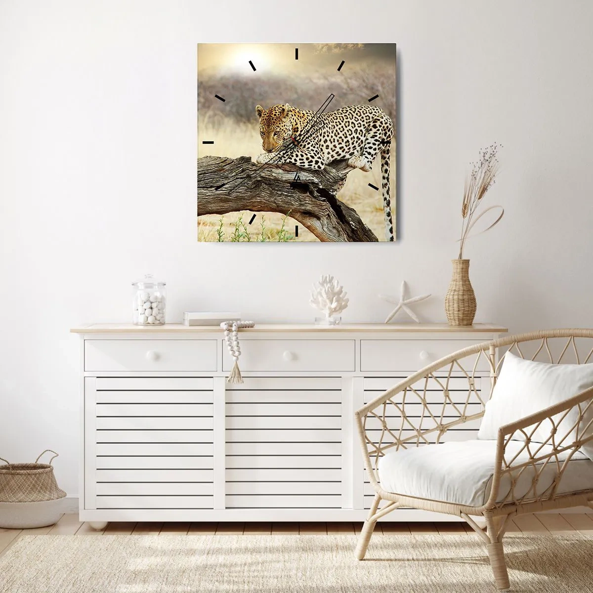Reloj de pared - Reloj de vidrio - Un leopardo descansando en el tronco de un árbol en la sabana. - 30x30cm - Voy por mi cuenta - Decoración de pared moderna para salón y dormitorio ARTTOR