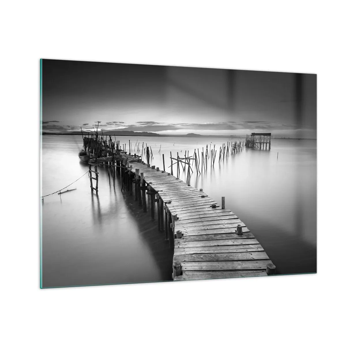 Cuadro sobre vidrio - Impresiones sobre Vidrio - Una vista en blanco y negro de un embarcadero de madera sobre el agua. - 100x70cm - La calma de una orilla olvidada - Decoración de pared moderna para salón y dormitorio ARTTOR