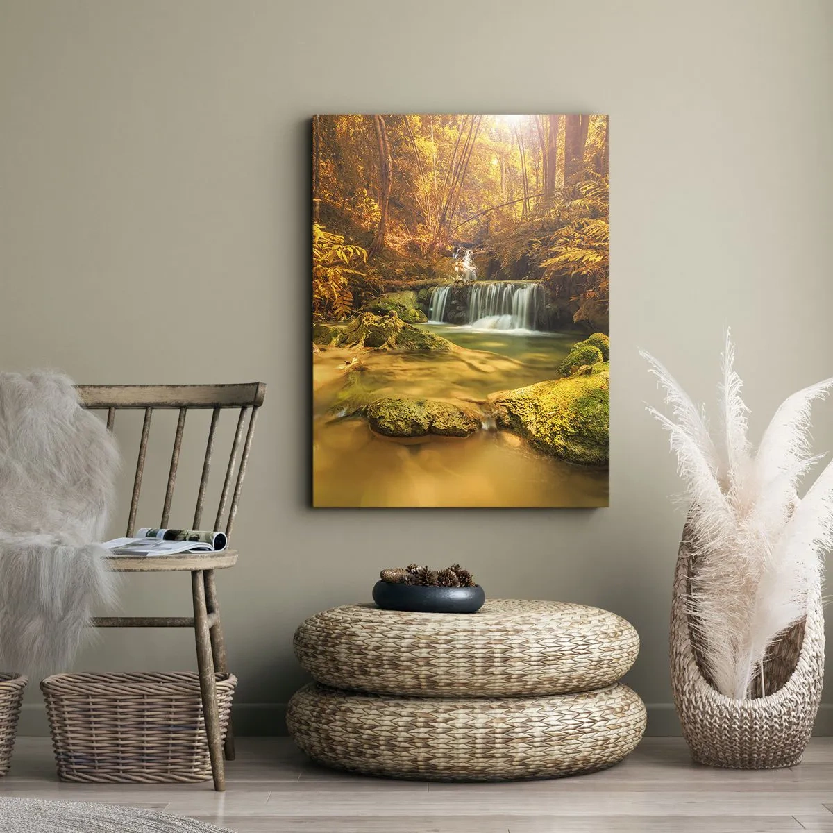 Cuadro sobre lienzo - Impresión de Imagen - Una cascada dorada en un bosque otoñal rodeado de vegetación. - 50x70cm - Cascada forestal en oro - Decoración de pared moderna para salón y dormitorio ARTTOR