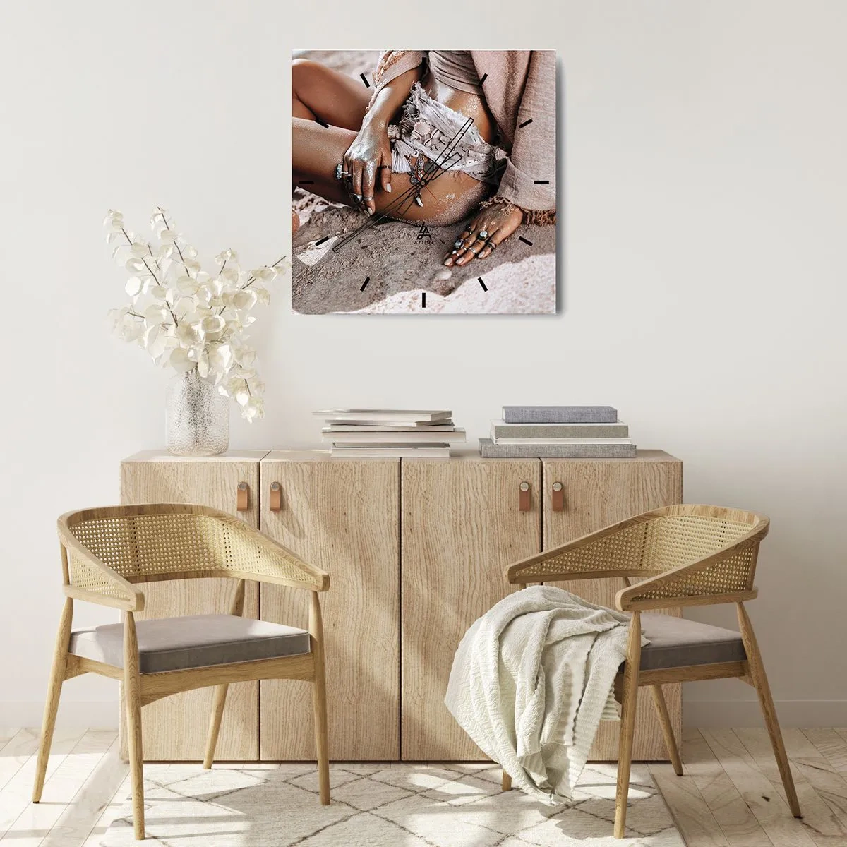 Reloj de pared - Reloj de vidrio - Mujer bohemia en la playa con joyas - 30x30cm - Bañada por el sol y la arena - Decoración de pared moderna para salón y dormitorio ARTTOR