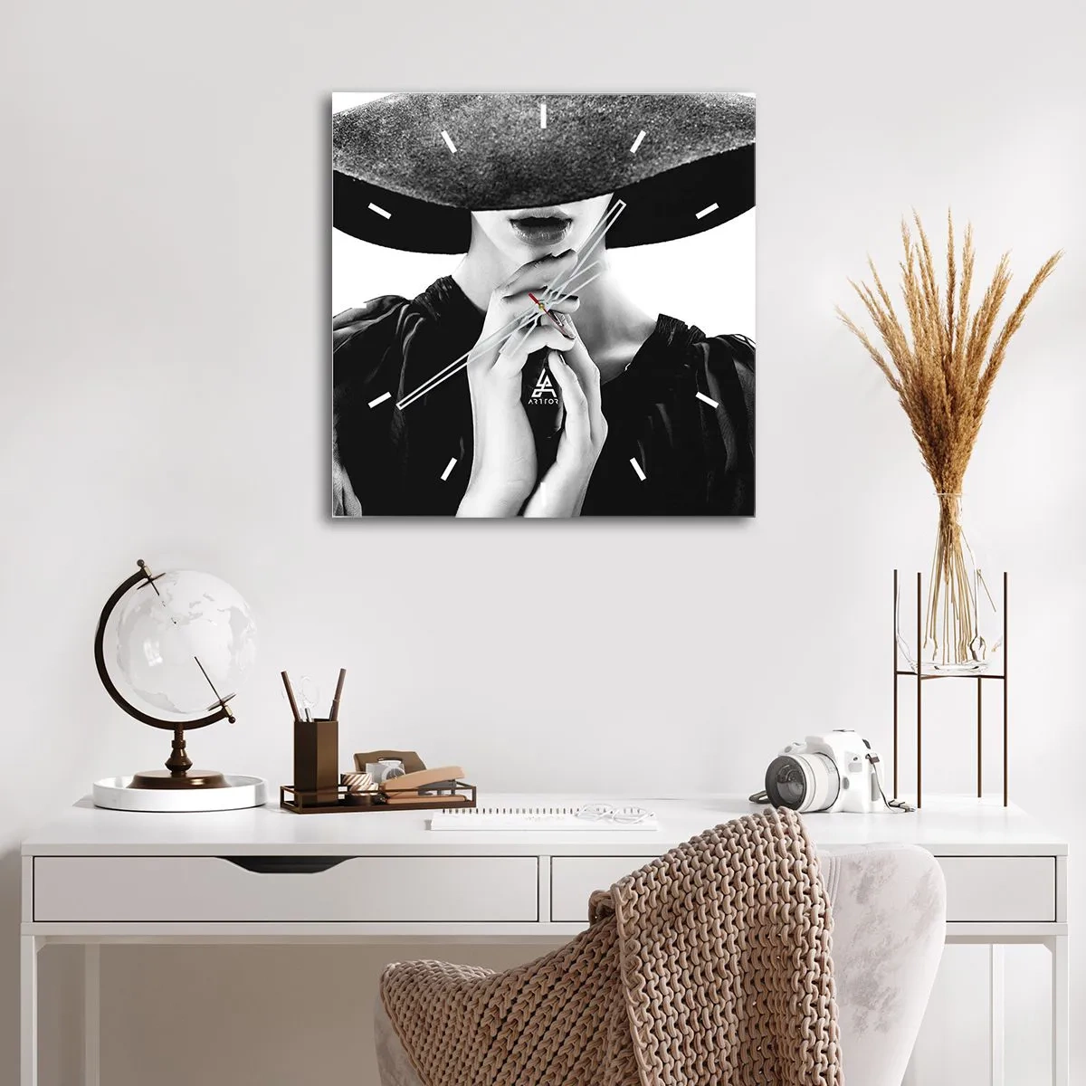 Reloj de pared - Reloj de vidrio - Mujer elegante con un gran sombrero en tonos blanco y negro. - 30x30cm - Belleza oculta - Decoración de pared moderna para salón y dormitorio ARTTOR
