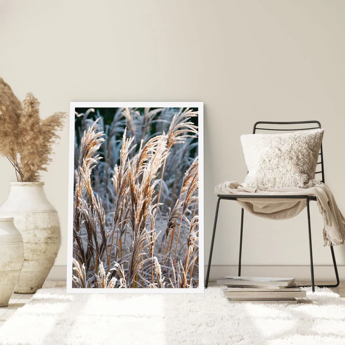 Póster - Hierbas secas cubiertas de escarcha en un paisaje invernal - 50x70cm - Campos y campos - Decoración de pared moderna para salón y dormitorio ARTTOR