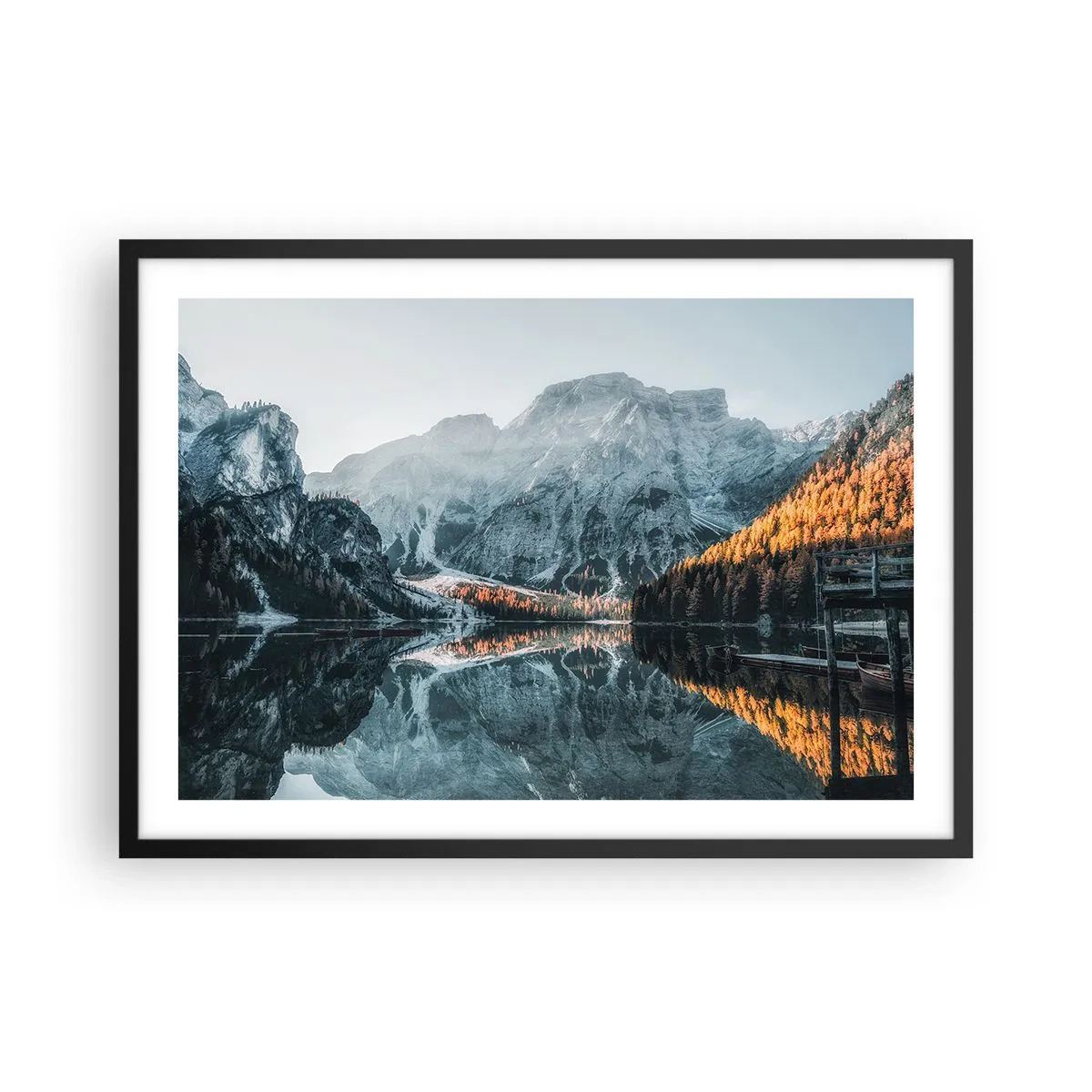 Póster en marco negro - Un paisaje de montaña reflejado en la tranquila superficie de un lago. - 70x50cm - Paisaje en el espejo - Decoración de pared moderna para salón y dormitorio ARTTOR