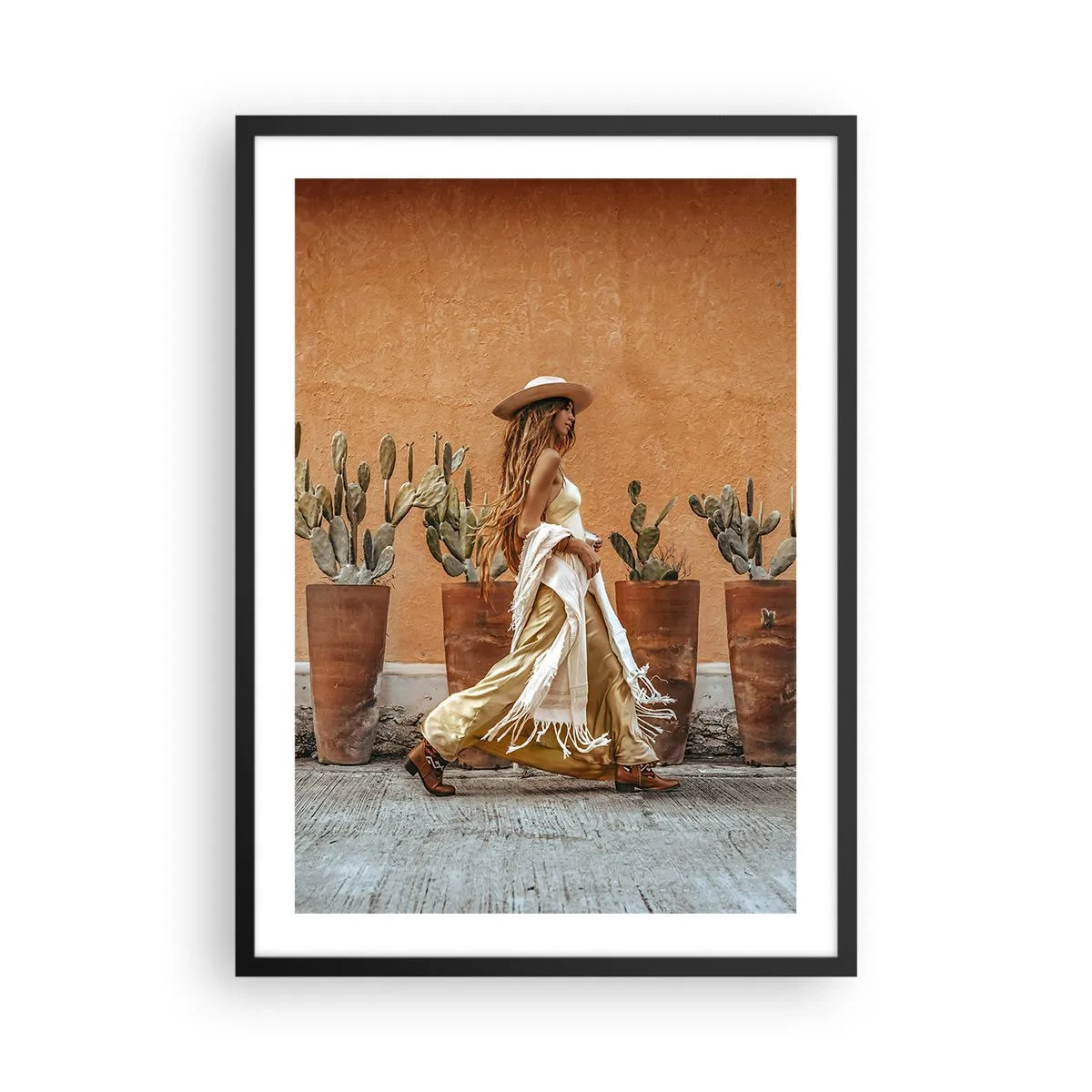 Póster en marco negro - Mujer elegante con sombrero sobre un fondo de cactus. - 50x70cm - Estilo hippie - Decoración de pared moderna para salón y dormitorio ARTTOR