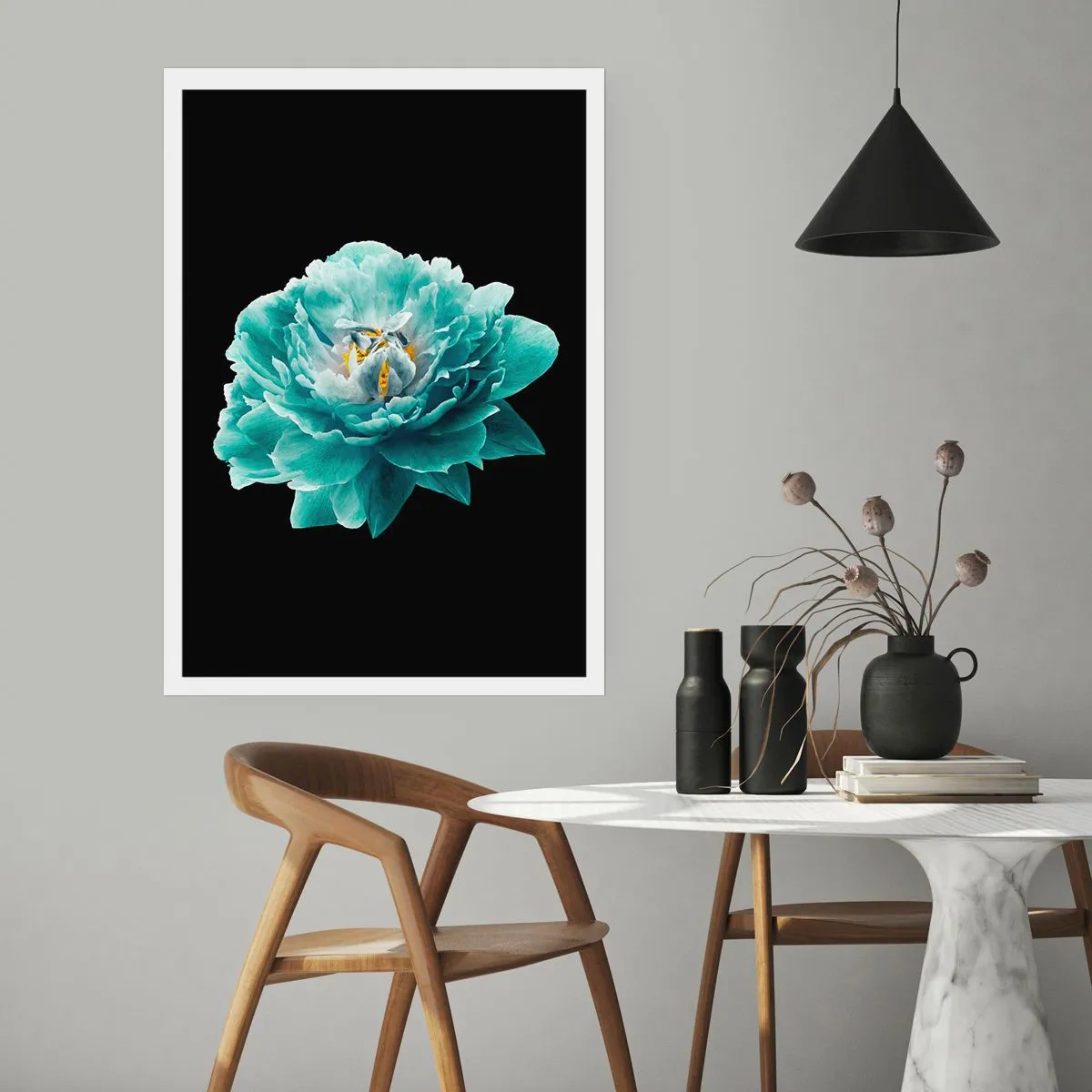 Póster - Flor turquesa con una abeja sobre fondo negro. - 50x70cm - Pétalos azules y dorados - Decoración de pared moderna para salón y dormitorio ARTTOR