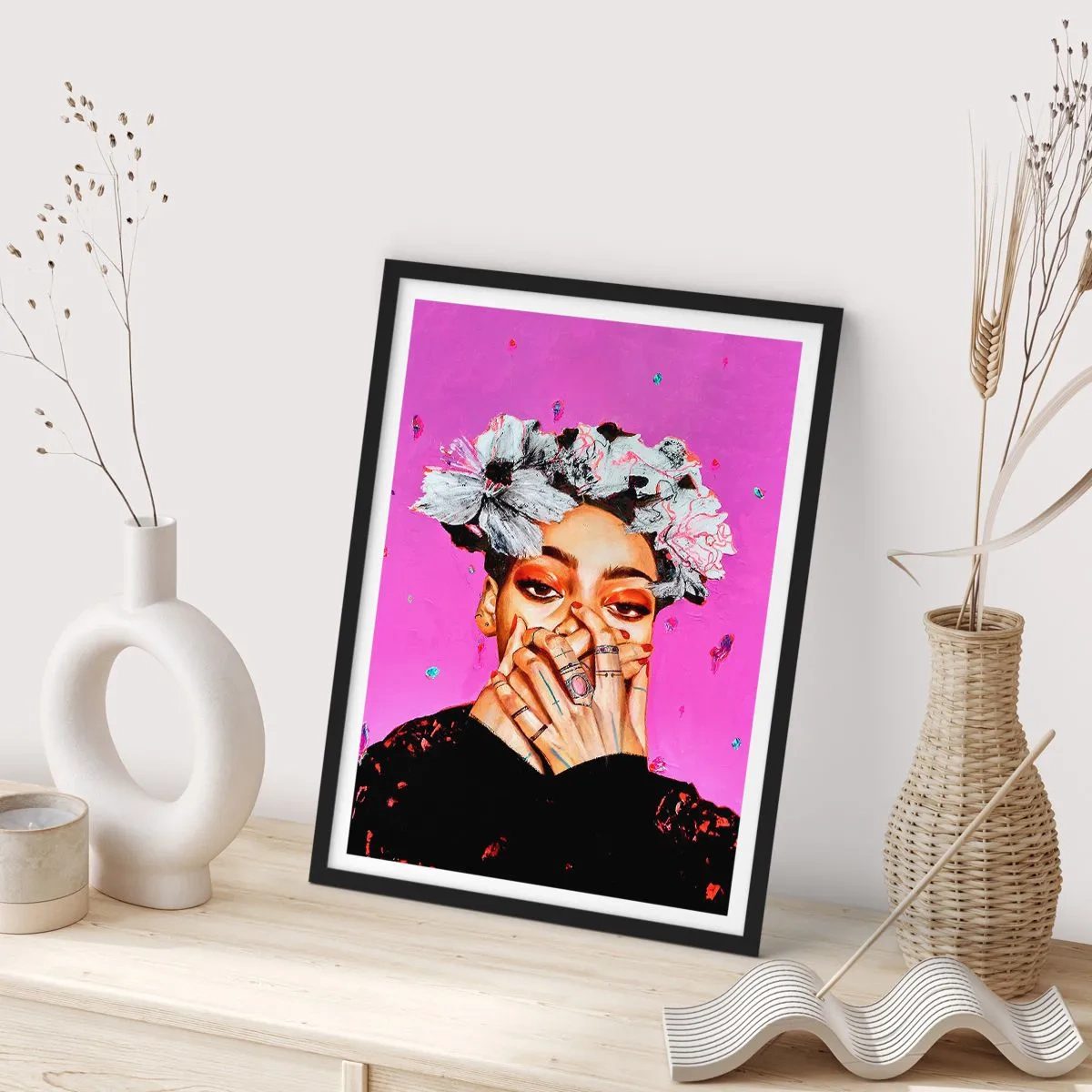 Póster en marco negro - Un retrato expresivo de una mujer sobre un fondo rosa intenso. - 50x70cm - Un poco alocada - Decoración de pared moderna para salón y dormitorio ARTTOR