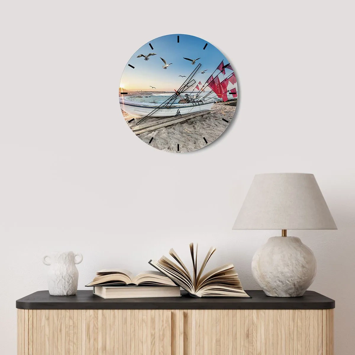 Reloj de pared - Reloj de vidrio - Barco de pesca en la playa al atardecer con gaviotas volando - 30x30cm - Un merecido descanso - Decoración de pared moderna para salón, cocina y dormitorio ARTTOR