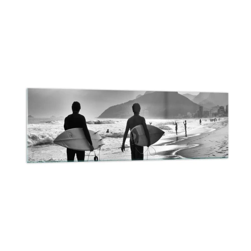 Cuadro sobre vidrio - Impresiones sobre Vidrio - Dos surfistas caminando por la playa con sus tablas en blanco y negro. - 160x50cm - Samba para una ola - Decoración de pared moderna para salón y dormitorio ARTTOR