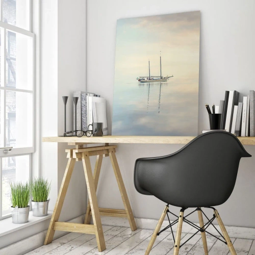 Cuadro sobre vidrio - Impresiones sobre Vidrio - Un barco en un mar en calma bajo una luz suave. - 70x100cm - En un mar de silencio - Decoración de pared moderna para salón y dormitorio ARTTOR