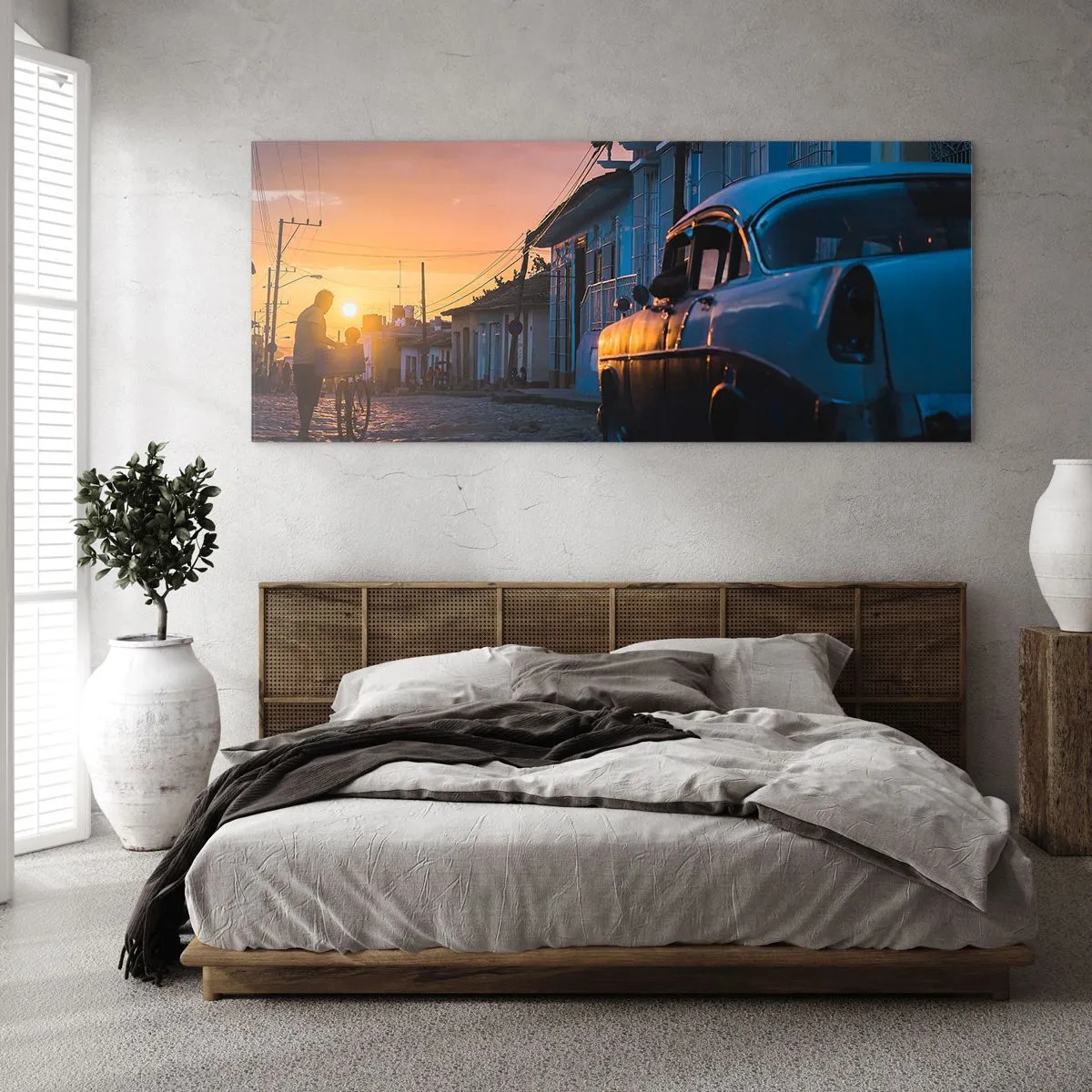 Cuadro sobre vidrio - Impresiones sobre Vidrio - Coche retro y bicicleta en la calle a la luz del sol poniente. - 140x50cm - Aquí el tiempo se ralentiza - Decoración de pared moderna para salón y dormitorio ARTTOR