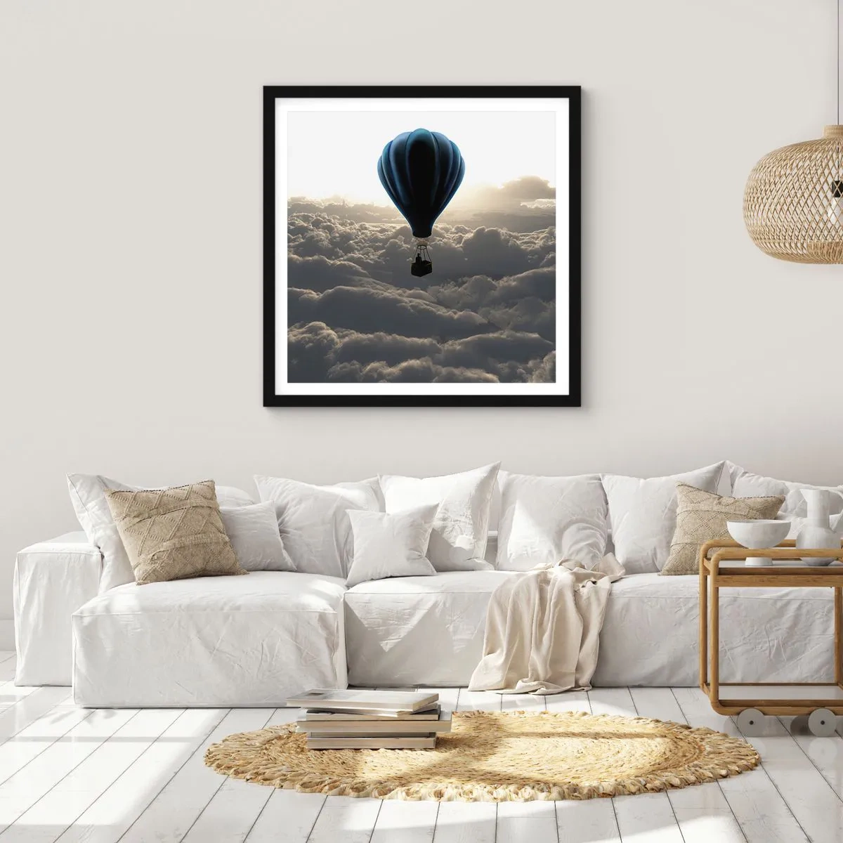 Póster en marco negro - Un viajero por encima de las nubes - 30x30 cm