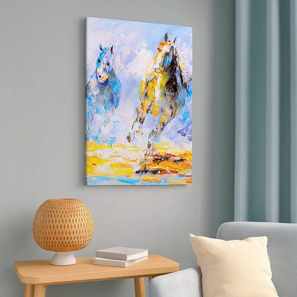 Cuadro sobre lienzo - Impresión de Imagen - Dos caballos en movimiento con el telón de fondo de un paisaje abstracto. - 50x70cm - Galopando a través del resplandor - Decoración de pared moderna para salón y dormitorio ARTTOR