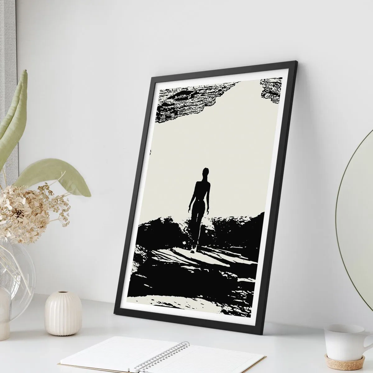 Póster en marco negro - Silueta de una mujer emergiendo de una cueva en un estilo contrastante. - 50x70cm - Una nueva mirada - Decoración de pared moderna para salón y dormitorio ARTTOR