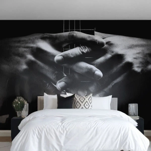 Fotomural Premium Sand - Manos ahuecadas sobre el mástil de una guitarra en blanco y negro - 100x70cm - La oración del artista - Decoración de pared moderna para salón y dormitorio ARTTOR