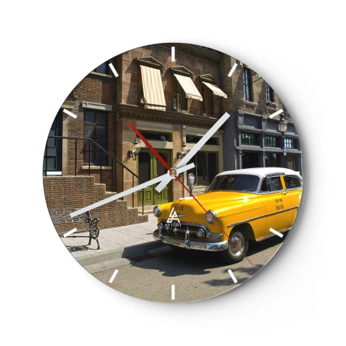 Reloj de pared - Reloj de vidrio - Un taxi amarillo frente a un edificio elegante. - 30x30cm - Érase una vez en América - Decoración de pared moderna para salón, cocina y dormitorio ARTTOR