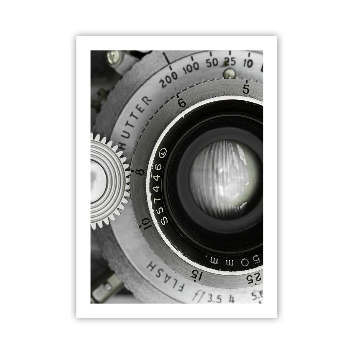Póster - Primer plano de una lente de cámara con detalles metálicos. - 50x70cm - Una historia de Hollywood - Decoración de pared moderna para salón y dormitorio ARTTOR
