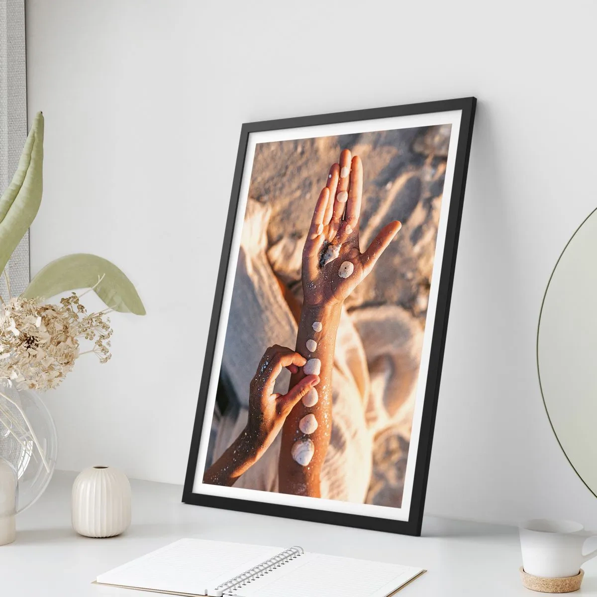 Póster en marco negro - Manos decoradas con conchas sobre un fondo arenoso. - 50x70cm - La belleza al alcance de la mano - Decoración de pared moderna para salón y dormitorio ARTTOR