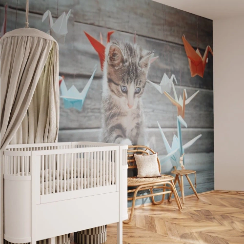 Fotomural Premium Canvas - Un gatito jugando con grullas de papel de origami colgantes. - 100x70cm - La primera lección - Decoración de pared moderna para salón y dormitorio ARTTOR