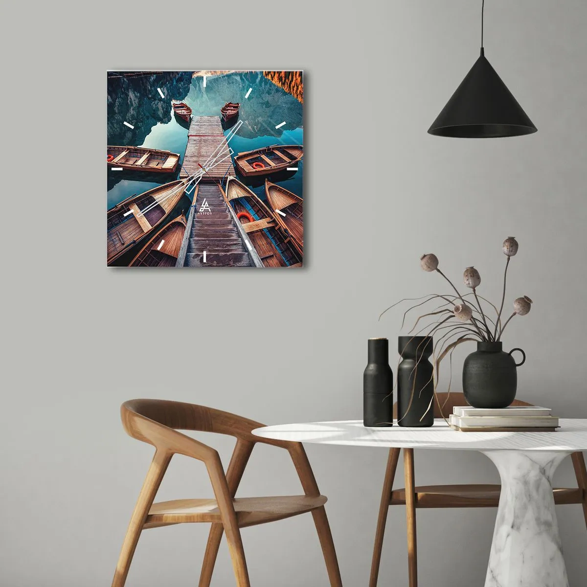 Reloj de pared - Reloj de vidrio - Barcos de madera en un muelle en un lago de montaña - 30x30cm - Esperando en el muelle - Decoración de pared moderna para salón y dormitorio ARTTOR