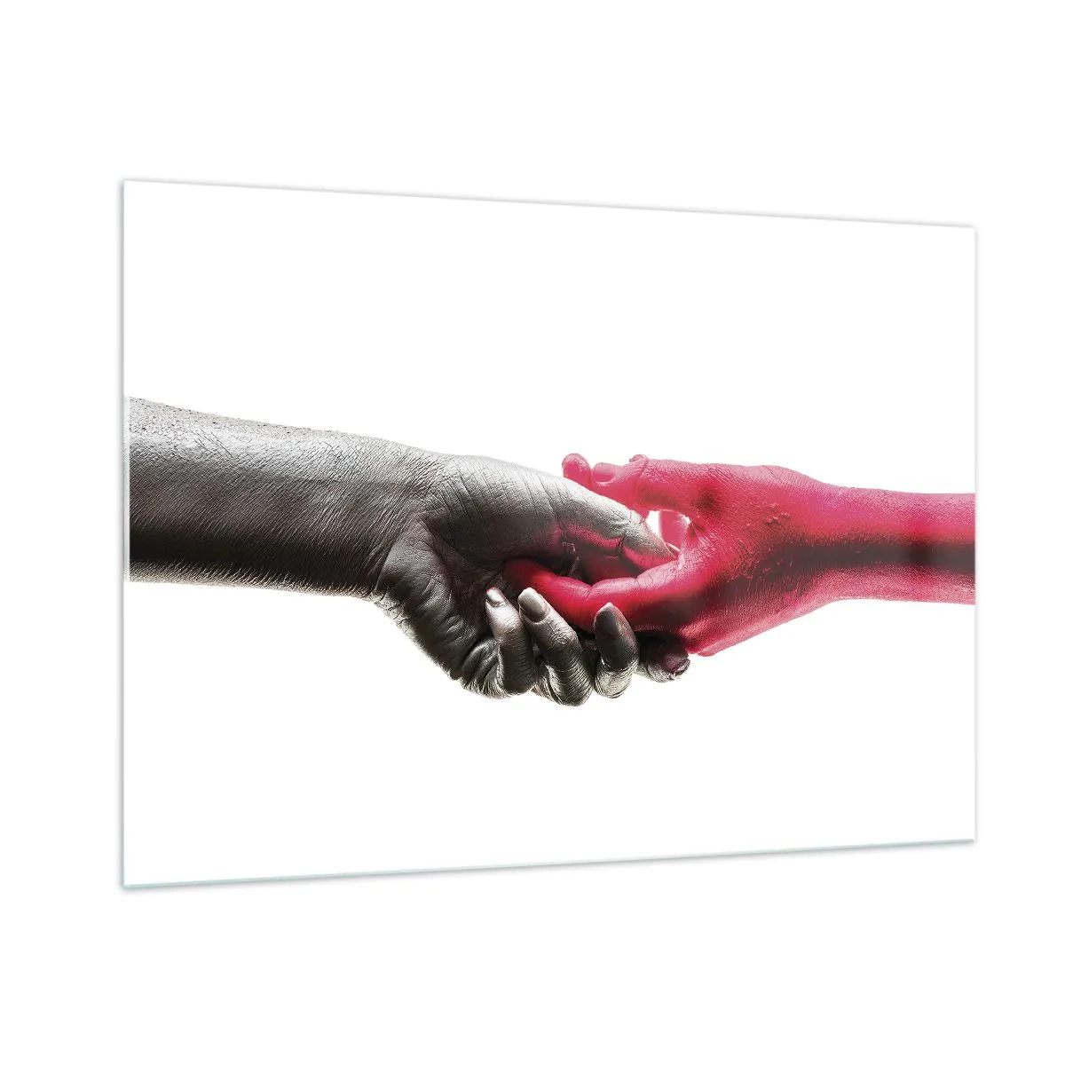 Cuadro sobre vidrio - Impresiones sobre Vidrio - Primer plano de dos manos, una negra y otra roja, abrazándose. - 100x70cm - Juntos, aunque diferentes - Decoración de pared moderna para salón y dormitorio ARTTOR