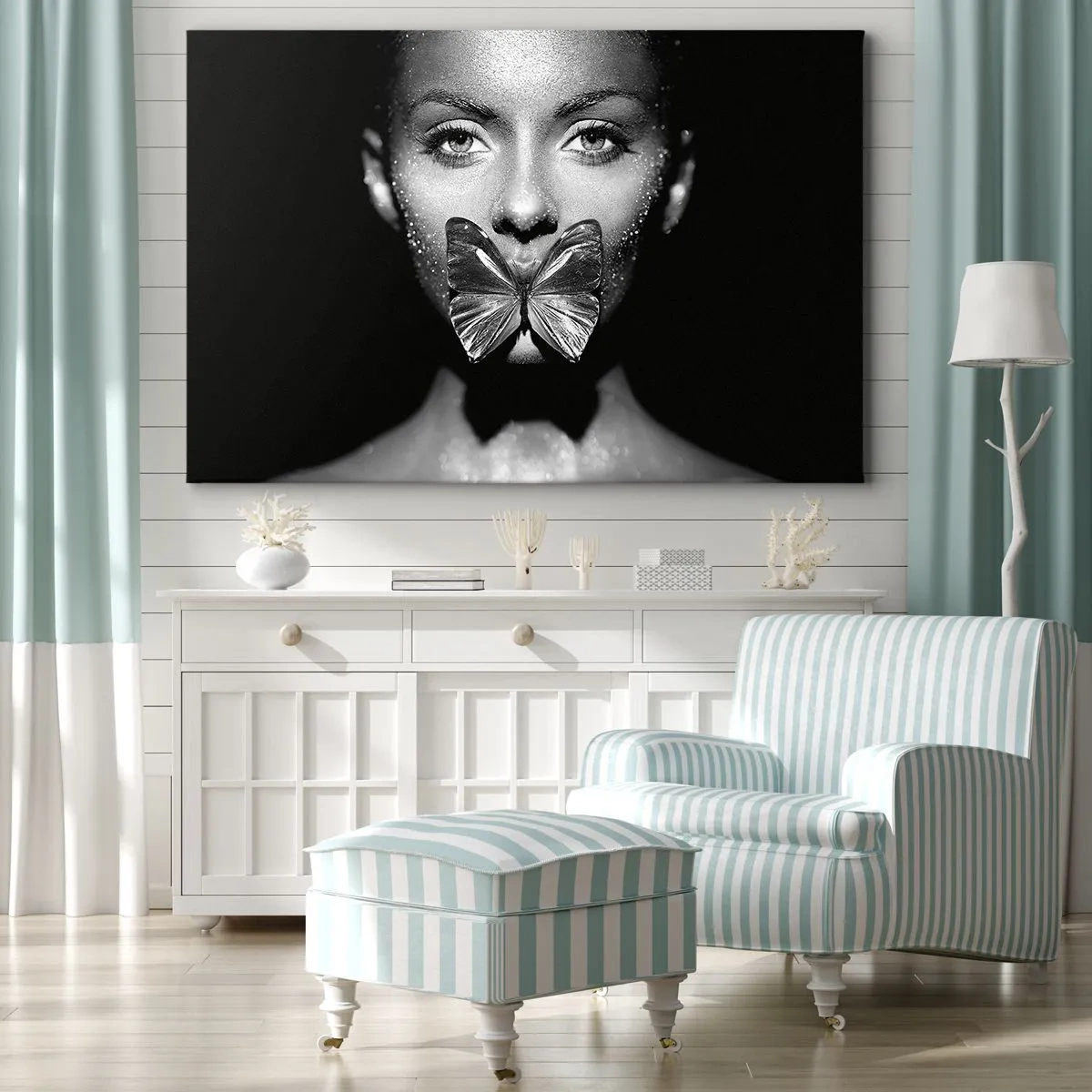Cuadro sobre lienzo - Impresión de Imagen - Rostro de mujer en blanco y negro con una mariposa en los labios. - 120x80cm - Beso de mariposa - Decoración de pared moderna para salón y dormitorio ARTTOR