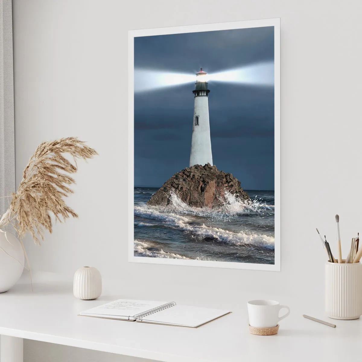 Póster - Un faro en una roca en medio de las fuertes olas. - 50x70cm - ¡Aquí... aquí... aquí! - Decoración de pared moderna para salón y dormitorio ARTTOR