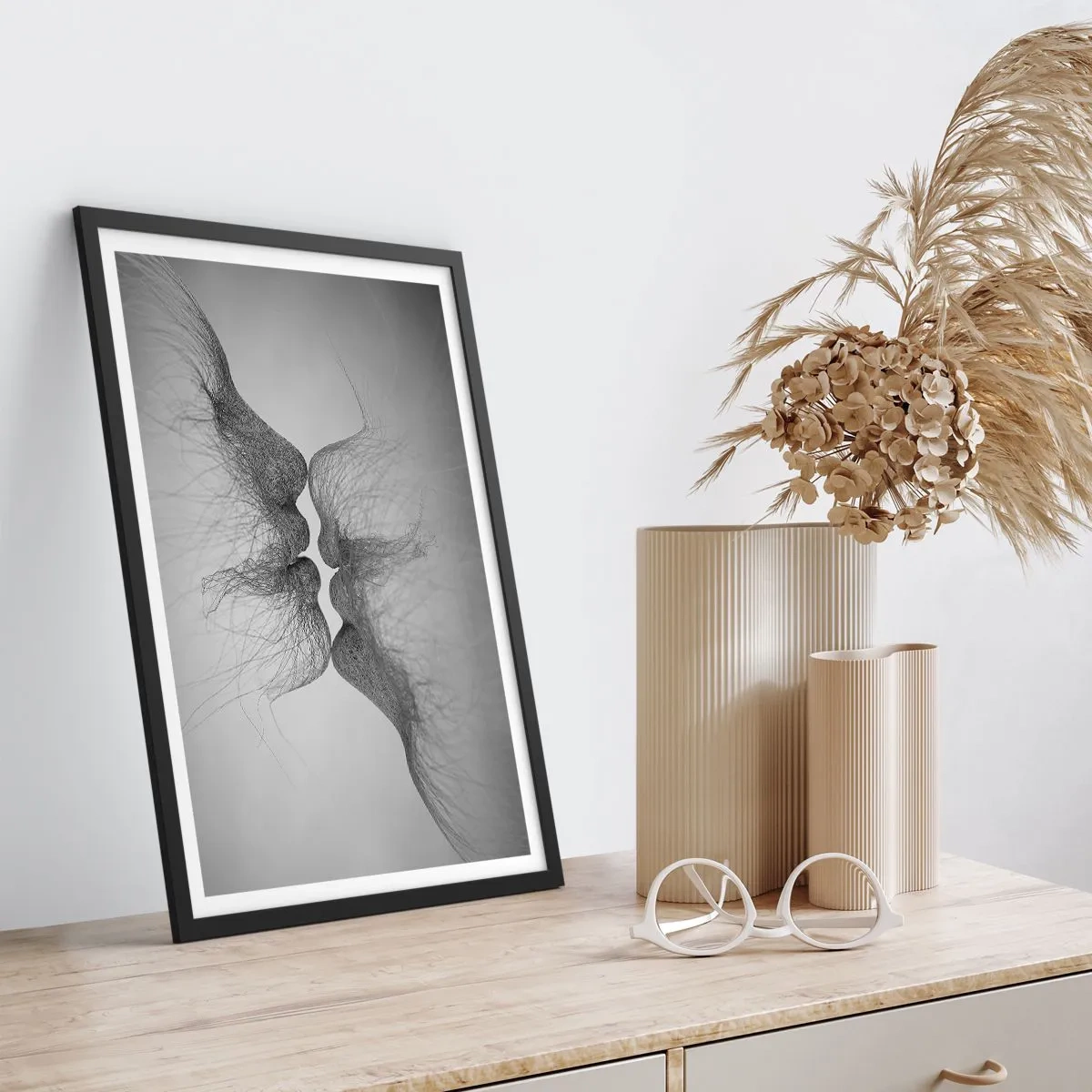 Póster en marco negro - Rostros abstractos en el acto de besarse, en blanco y negro - 50x70cm - Beso del viento - Decoración de pared moderna para salón y dormitorio ARTTOR