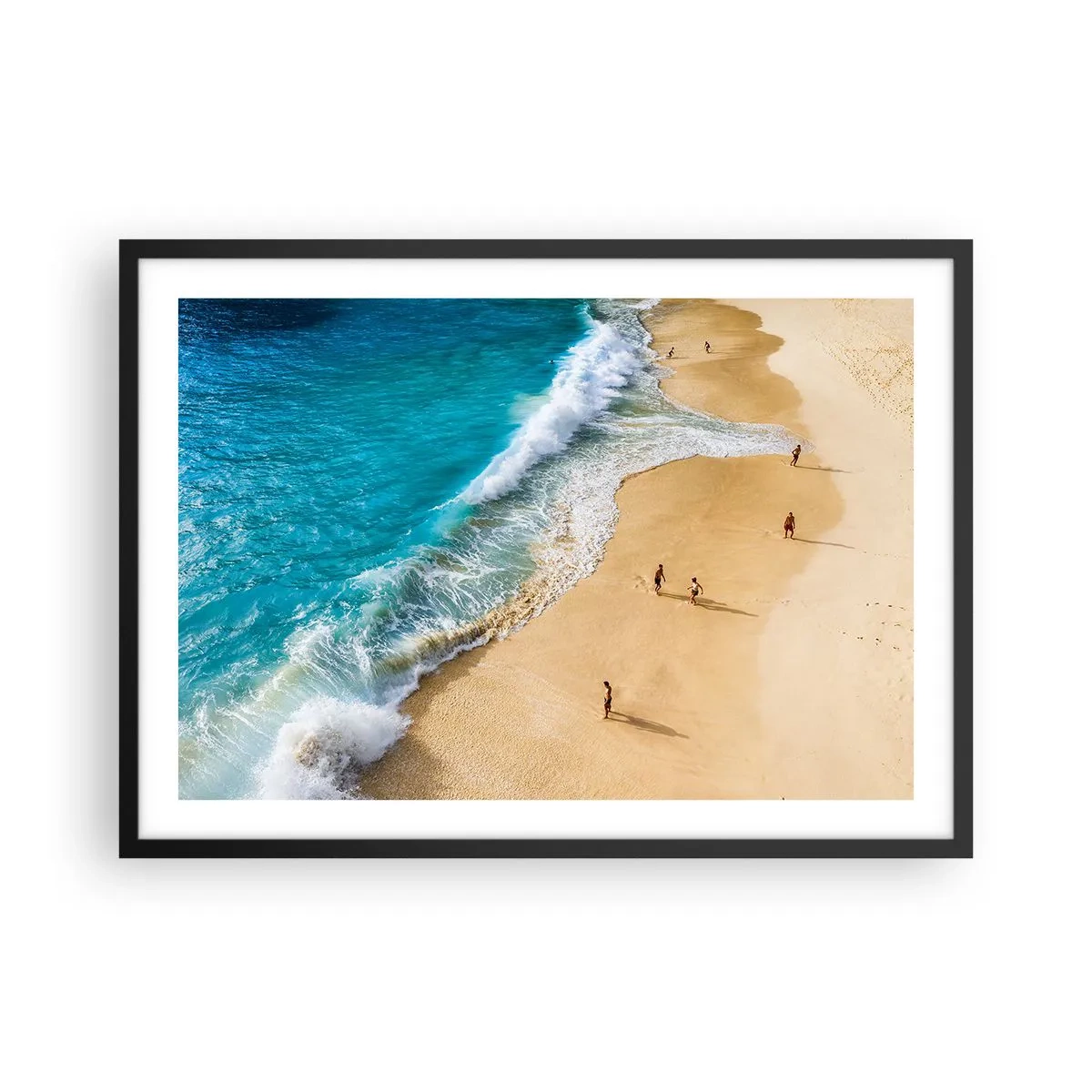 Póster en marco negro - Una playa con agua turquesa y gente paseando. - 70x50cm - Y luego el sol, la playa... - Decoración de pared moderna para salón y dormitorio ARTTOR