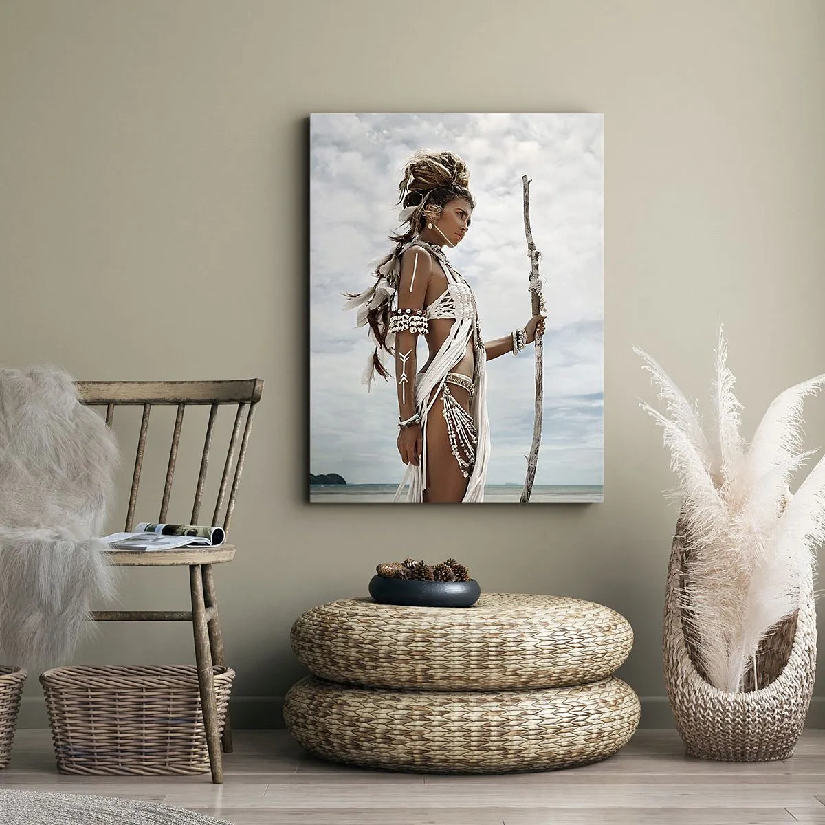 Cuadro sobre lienzo - Impresión de Imagen - Mujer estilizada en la playa con adornos étnicos y un palo. - 50x70cm - Reina de los trópicos - Decoración de pared moderna para salón y dormitorio ARTTOR
