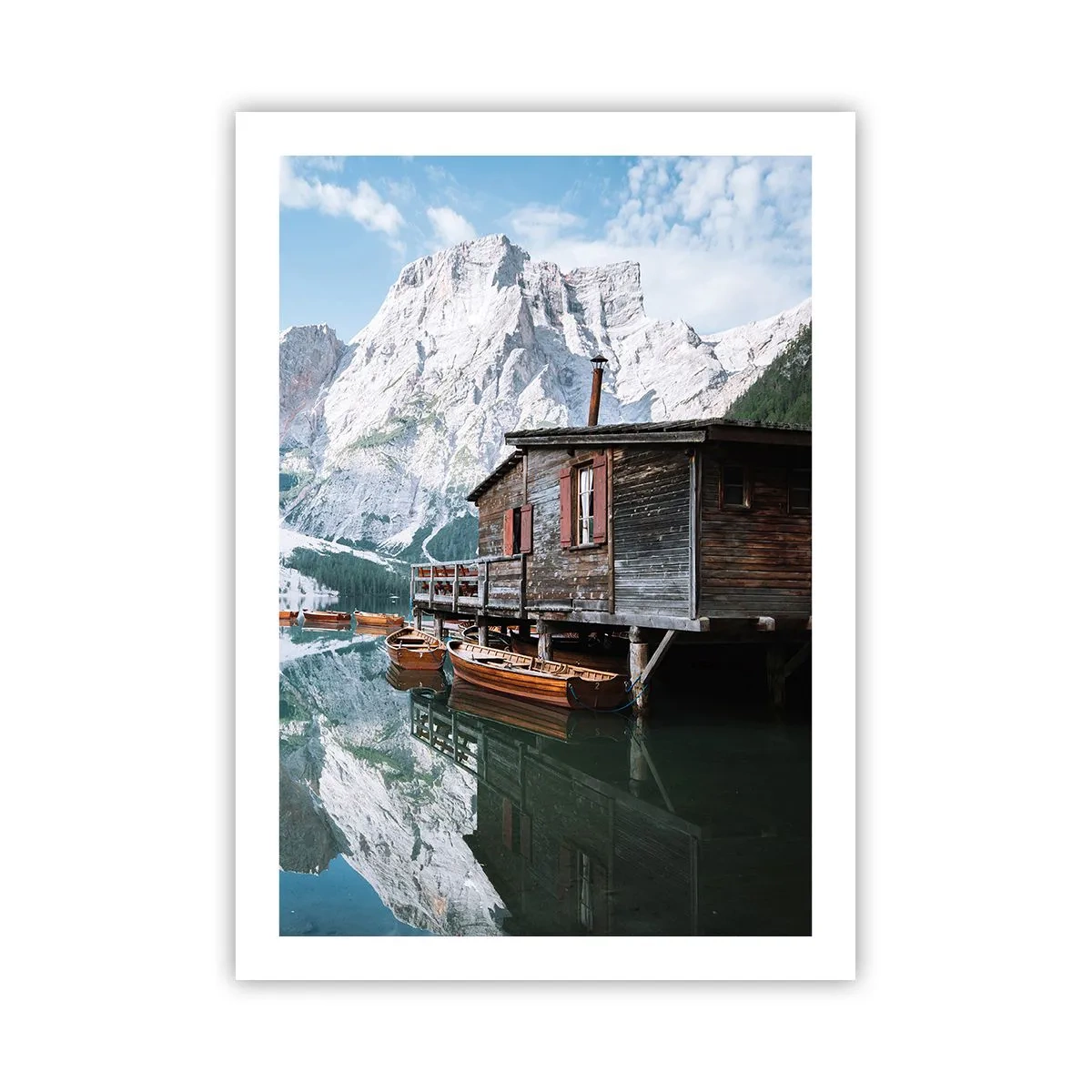 Póster - Casa de madera en un lago de montaña - 50x70cm - Una mañana cristalina de montaña - Decoración de pared moderna para salón y dormitorio ARTTOR