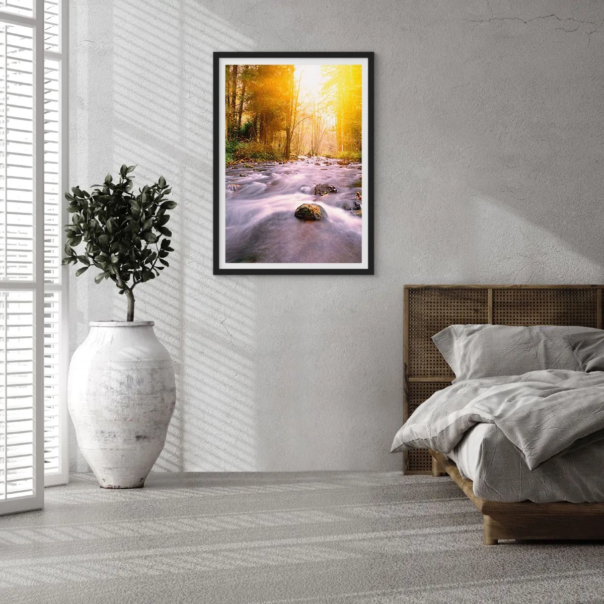 Póster en marco negro - Un arroyo en el bosque a la luz del sol. - 50x70cm - Malaquita en un marco de plata y oro - Decoración de pared moderna para salón y dormitorio ARTTOR