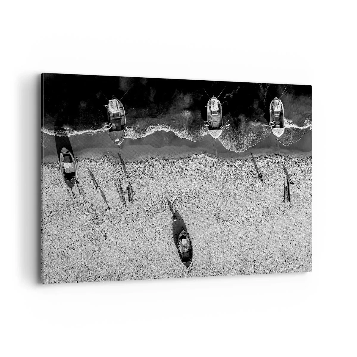 Cuadro sobre lienzo - Impresión de Imagen - Vista aérea en blanco y negro de barcos en la playa. - 100x70cm - Aún en la orilla... - Decoración de pared moderna para salón y dormitorio ARTTOR
