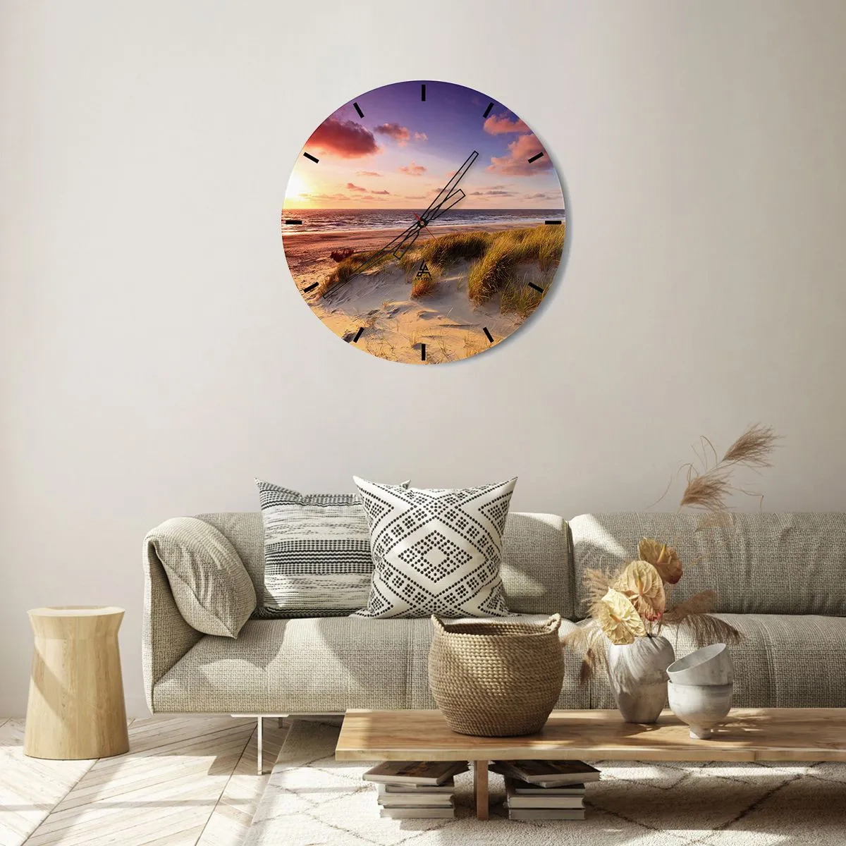 Reloj de pared - Reloj de vidrio - Una playa con dunas y una puesta de sol dorada sobre un mar en calma. - 30x30cm - Se siente la brisa veraniega - Decoración de pared moderna para salón, cocina y dormitorio ARTTOR