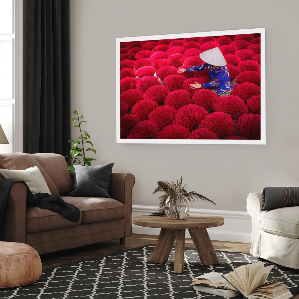 Póster - Una mujer con un sombrero tradicional entre varillas de incienso rojo. - 100x70cm - En un campo de arroz - Decoración de pared moderna para salón y dormitorio ARTTOR