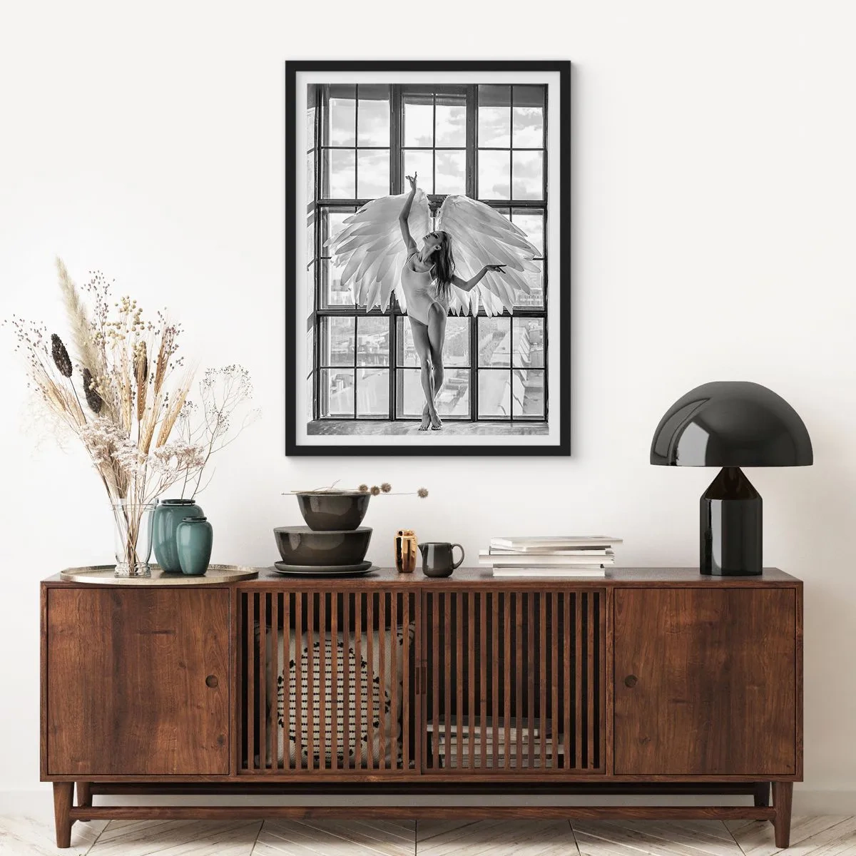 Póster en marco negro - Una figura con alas de ángel sobre el fondo de una ventana. - 50x70cm - ¿Ciudad de los ángeles? - Decoración de pared moderna para salón y dormitorio ARTTOR