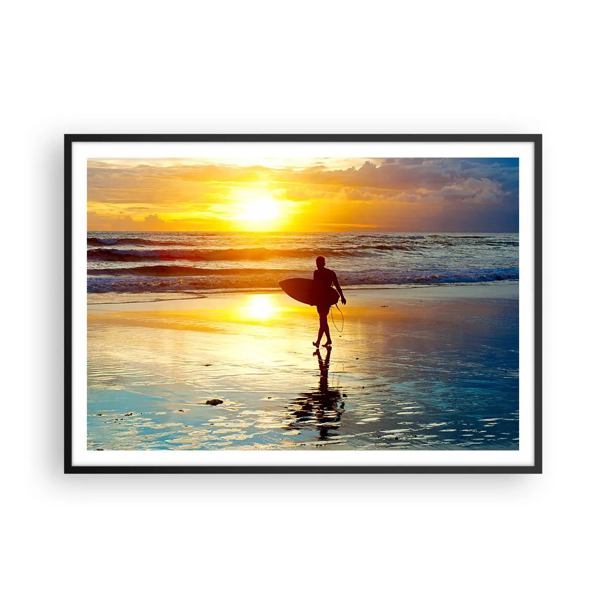 Póster en marco negro - Un surfista caminando por la playa al atardecer con una tabla en la mano. - 100x70cm - El regreso del guerrero - Decoración de pared moderna para salón y dormitorio ARTTOR