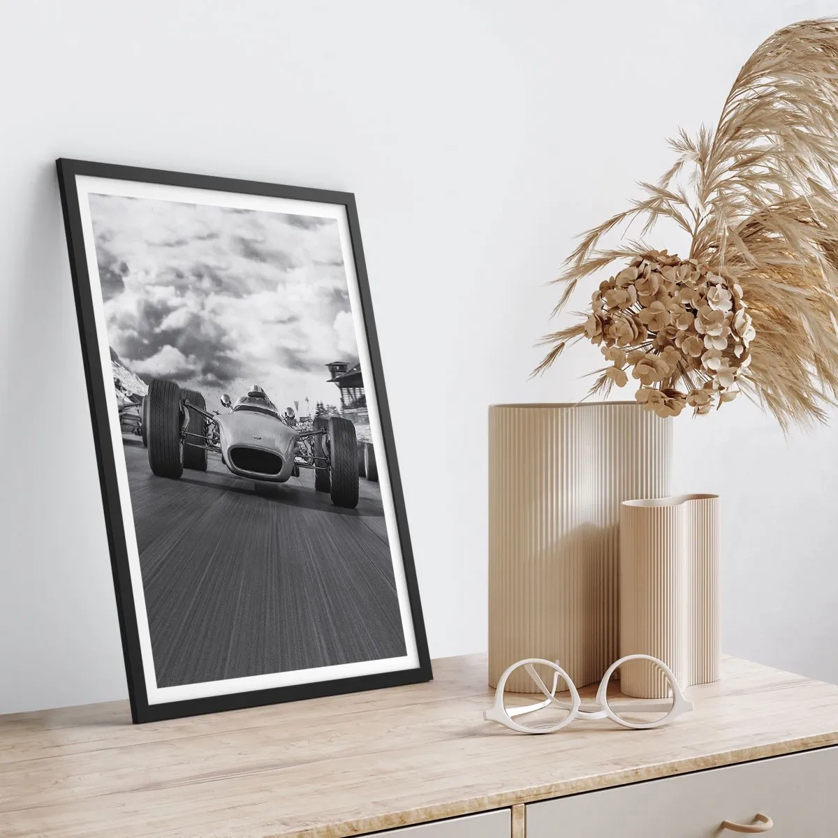 Póster en marco negro - Coche de carreras retro en pista en blanco y negro - 50x70cm - ¡Hay poder! - Decoración de pared moderna para salón y dormitorio ARTTOR